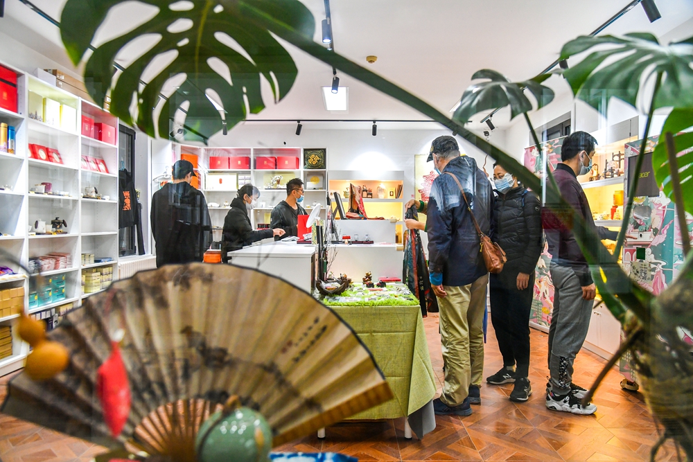 观众在万寿寺内的文创店里选购纪念品_109842.jpg