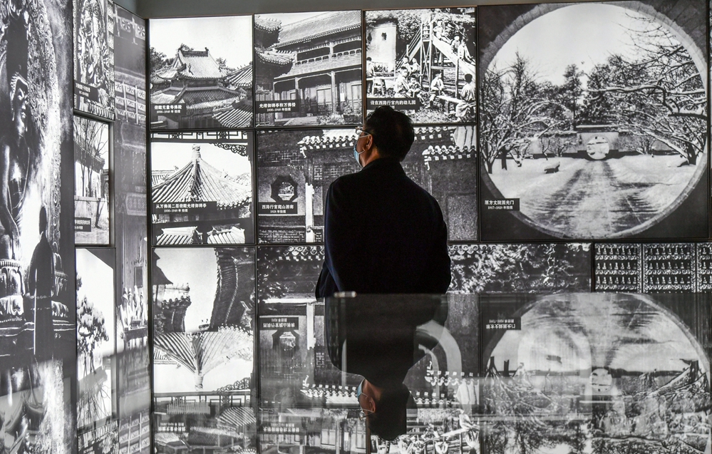 在万寿寺历史沿革展上，观众正在参观历史照片墙_109847.jpg