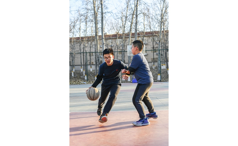 2022年12月3日，北京，两名少年正在公园内的公共体育场打_111518.jpg