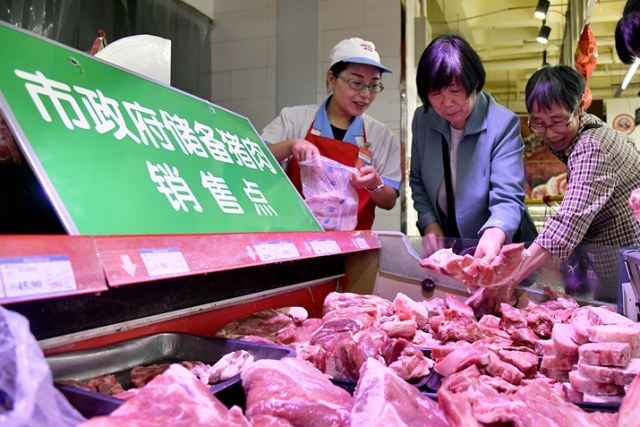 10 2019年9月12日，在山东省济南市一超市，市民在购买_068196.jpg