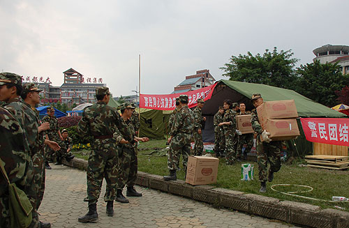The army distributes relief supplies in Dujiangyan HUANG WEI/BEIJING REVIEW 