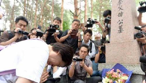 A group of 54 Japanese citizens, all now orphans, on Monday paid a visit to the graves of their adoptive Chinese parents in Fangzheng county in northeast China