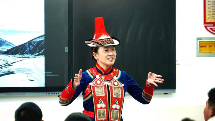 Ethnic minority lawmakers and political advisers offer development suggestions-- Beijing Review