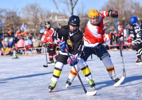 2022年2月3日，北京什刹海冰场上练习冰球的少年。_103352.jpg