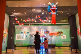 一对母女正在参观展出的各种风筝，一只巨大的龙头蜈蚣风筝是中国美术馆馆藏风筝中最大的一个_103600.JPG