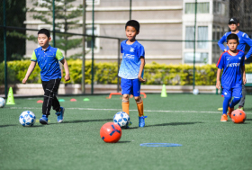 2021年6月5日，北京一家少年足球俱乐部，小学低年级的学生正在训练足球.JPG