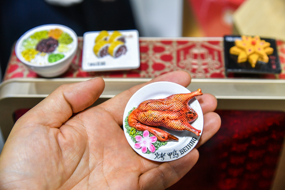 展示烤鸭、炸酱面等北京传统美食、小吃的冰箱贴.JPG