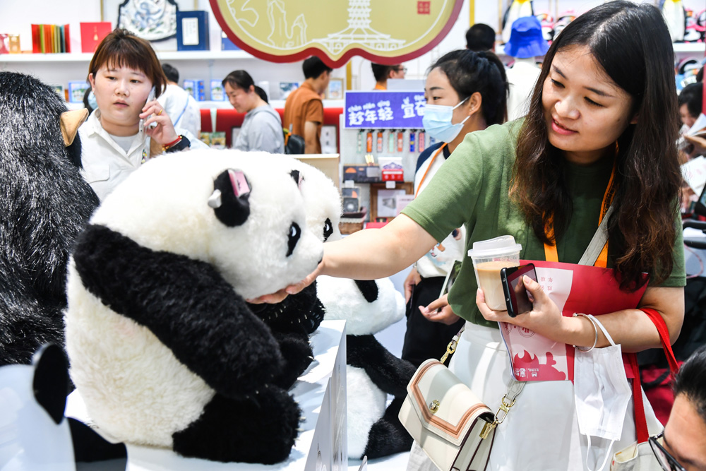 北京动物园展台上的仿真熊猫公仔大受欢迎，这款网红产品一比一仿照五月龄的明星熊猫“萌兰”制作。.JPG