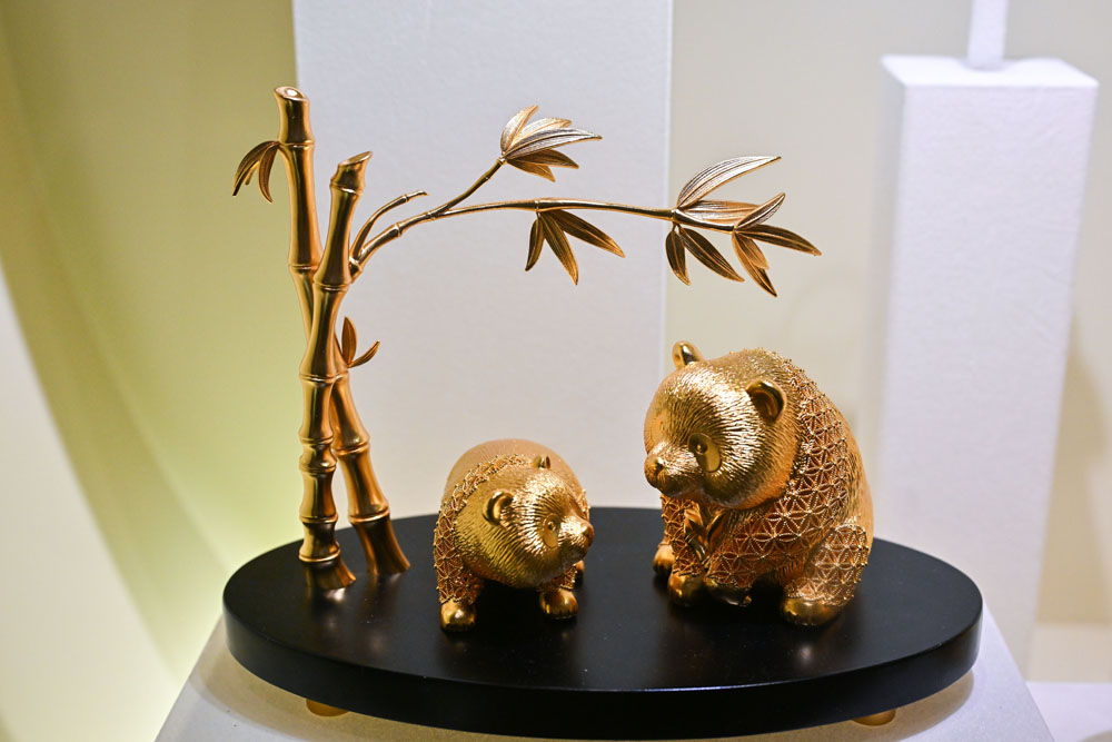 足银（镀金）制作的花丝熊猫摆件。.jpg