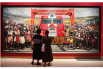 观众在参观周宗凯的作品《中国梦，非洲梦》，这幅画反映了2017年中国承建肯尼亚蒙内铁路通车时的场景。.jpg