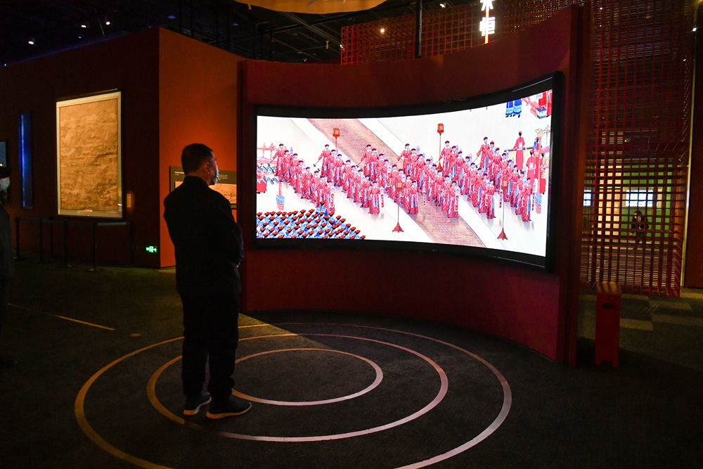 观众通过数字屏幕了解清代皇家在中轴线进行的各种典礼活动.JPG
