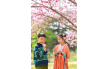 2023年4月9日，国家植物园内海棠、碧桃等春花盛开，两个小游客正在花下品尝国家植物园的春花文创雪糕。.jpg