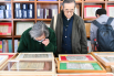 两位老夫妻正在中国书店的摊位挑选古籍制作的文创装饰画.JPG