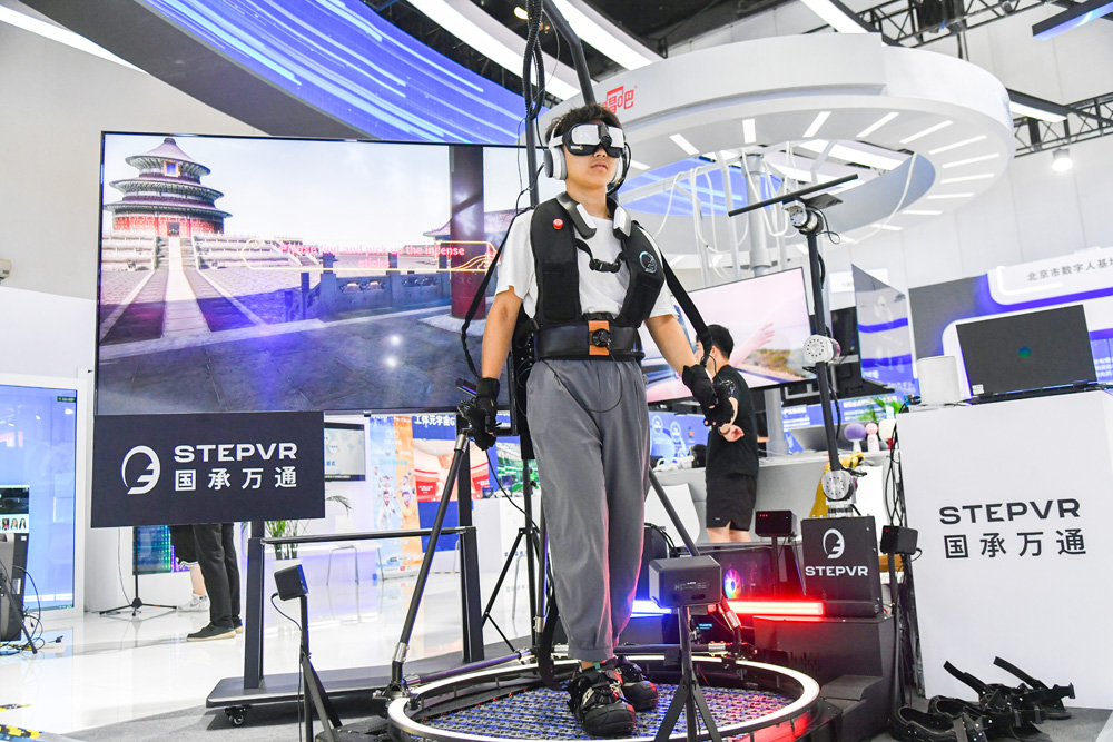 观众在一家科技企业展台佩戴VR穿戴设备，该设备可还原包括嗅觉、触觉在内的六感。.JPG