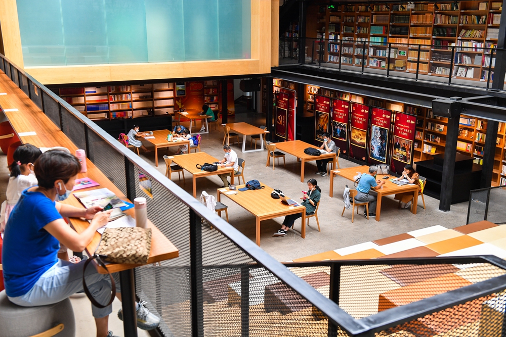 红楼公共藏书馆是一个由电影院改造的阅读空间，如今依然会定期放_105612.jpg