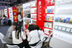 中外参展商正在中国外文局的展区洽谈业务。.jpg