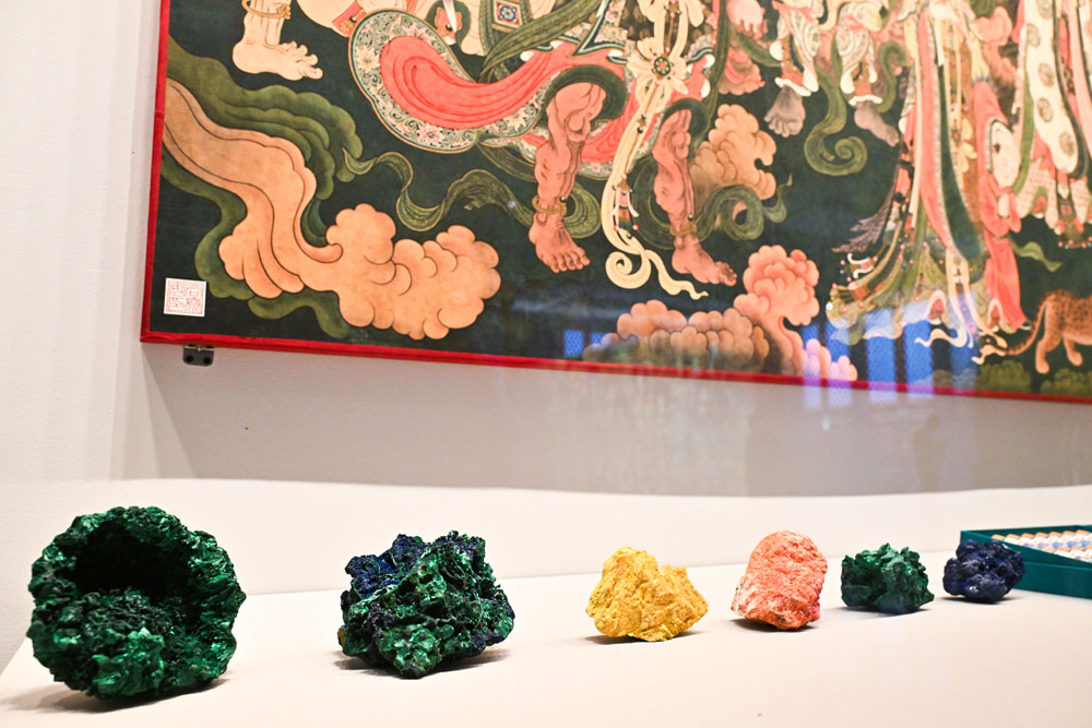 现场展示的传统矿物原料。.JPG