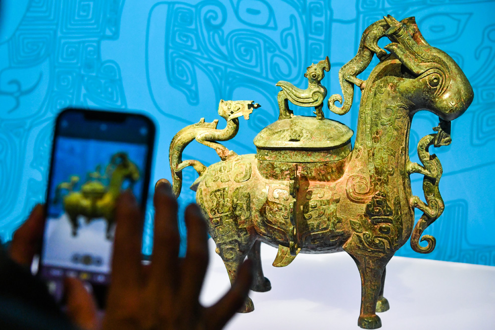 观众在用手机拍摄考古博物馆镇馆国宝之一，陕西长安张家坡西周墓地出土的铜牺尊。.jpg