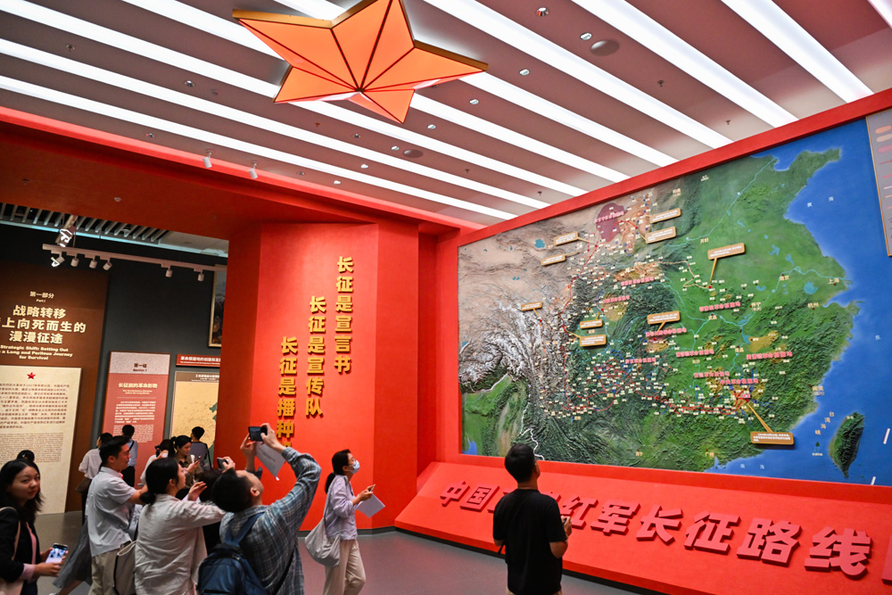 观众在参观中国工农红军长征路线图立体沙盘.JPG