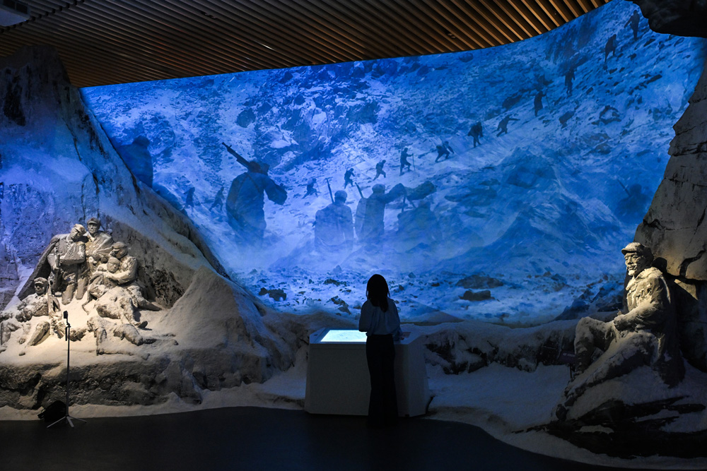观众在“红军过雪山”展区参观多媒体屏幕上播放的影像.JPG