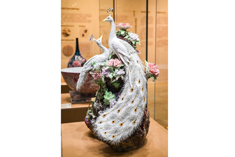 孔雀造型的当代景德镇陶瓷雕塑作品《雀舞芳华》。.jpg