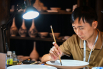景德镇传统粉彩瓷制作技艺市级非遗代表性传承人黄孝青正在现场展示技艺。.jpg