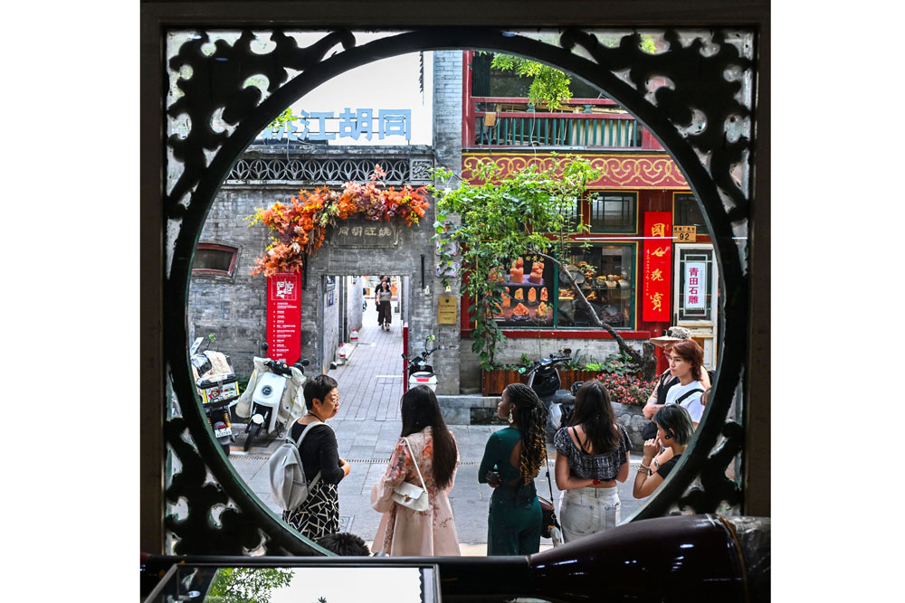 外国青年们在琉璃厂古文化街参观.JPG