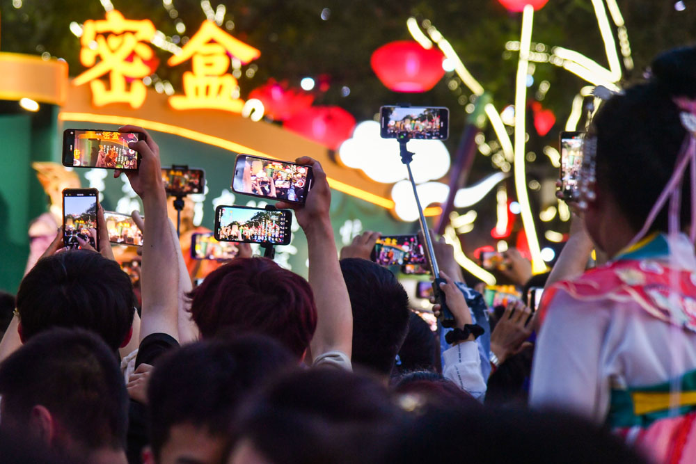 观众正在用手机拍摄大唐不夜城里的网红表演.JPG