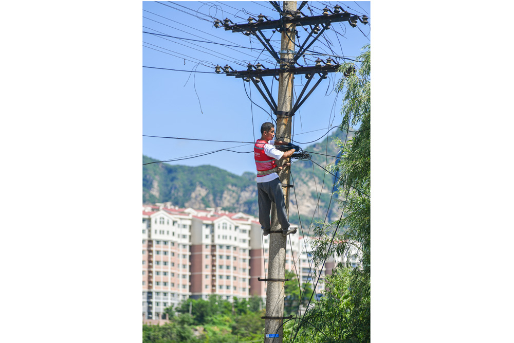 工作人员正在王平镇恢复通讯线路.jpg