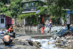 返家的王平镇居民正在清理洪水泡过的生活用品.jpg