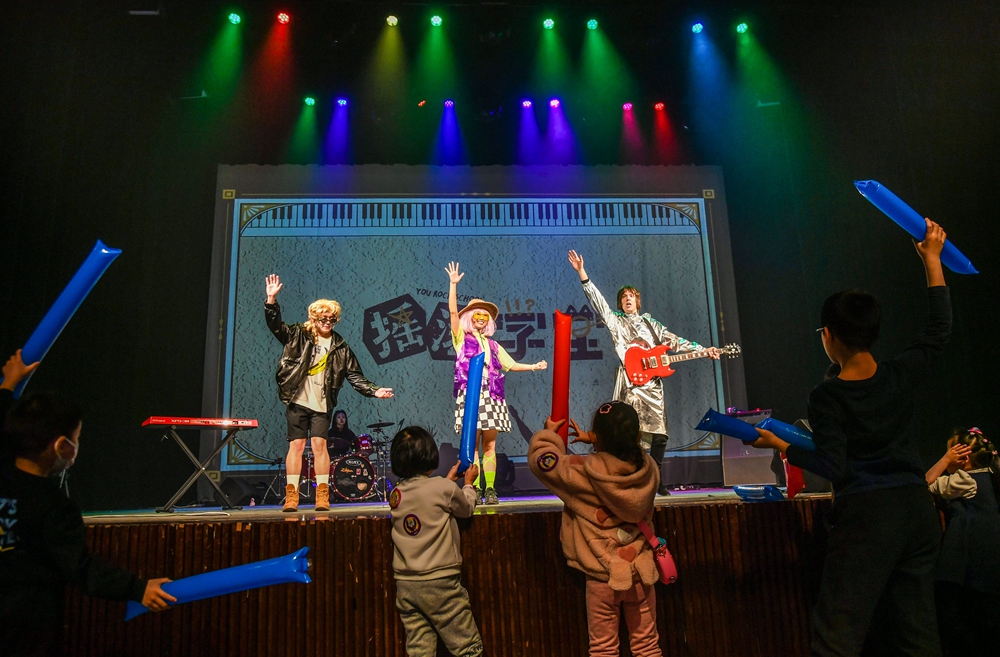 跟普通的剧场表演不一样，这场演出孩子可以在场下随意跳舞2_114534.jpg
