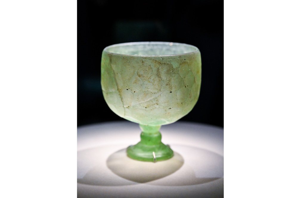 北齐时期（550年—577年）的玻璃高足杯，太原市博物馆的镇馆之宝。.JPG