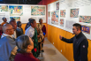 藏族文化博物馆工作人员正在为来自四川甘孜的藏族游客讲解历世达_120935.jpg