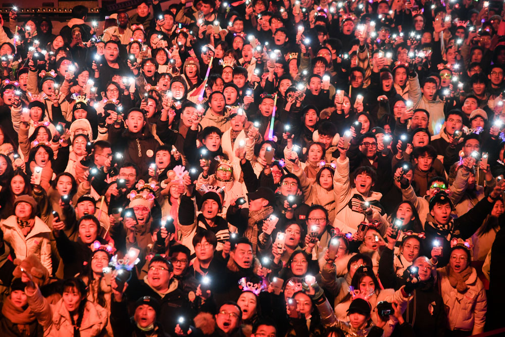 倒计时现场的观众点亮手机电筒一同倒数等待进入2024年.jpg