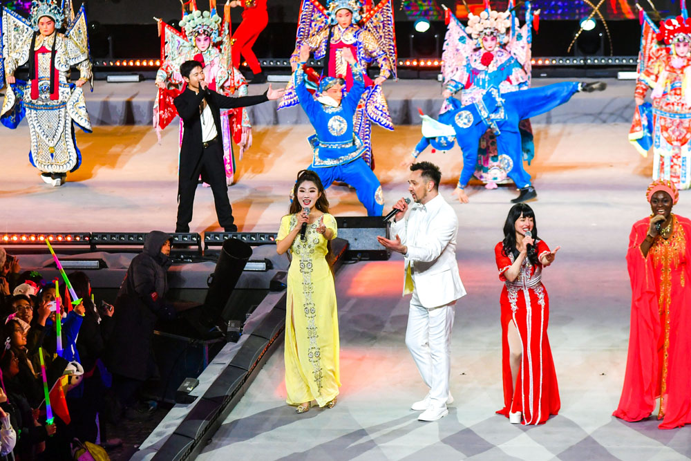 来自世界各地的演员在新年倒计时活动舞台上表演歌舞.jpg
