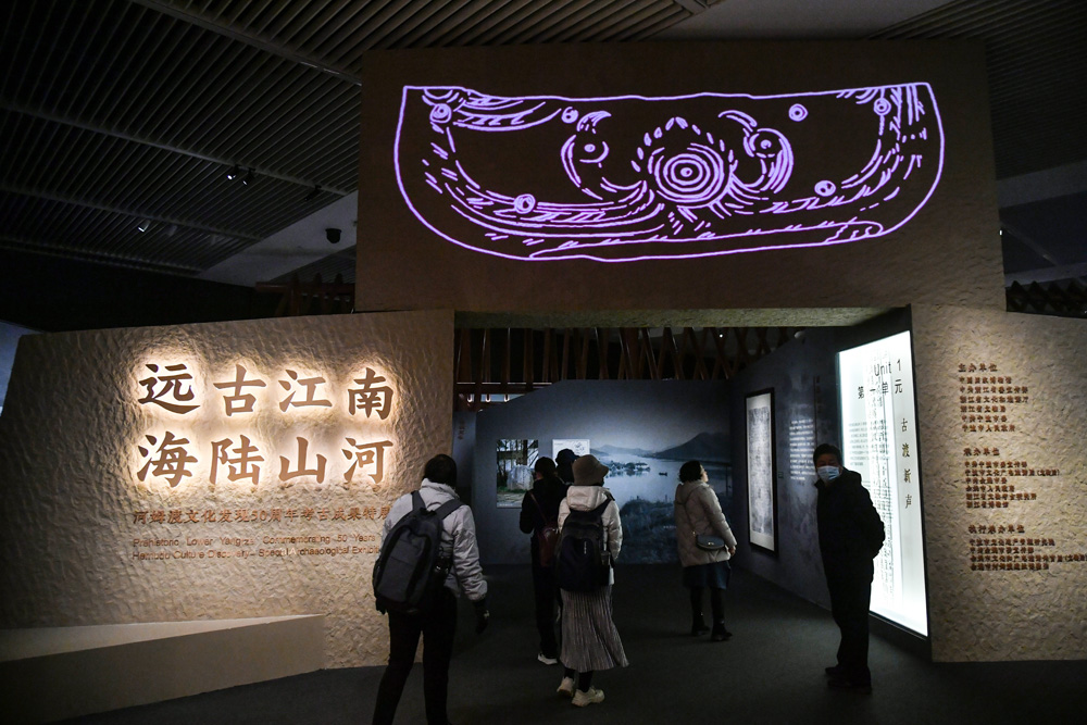 观众围坐一圈，演员在舞台中间表演。.jpg